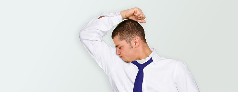 junger Mann schwitzt nicht dank Achselpads