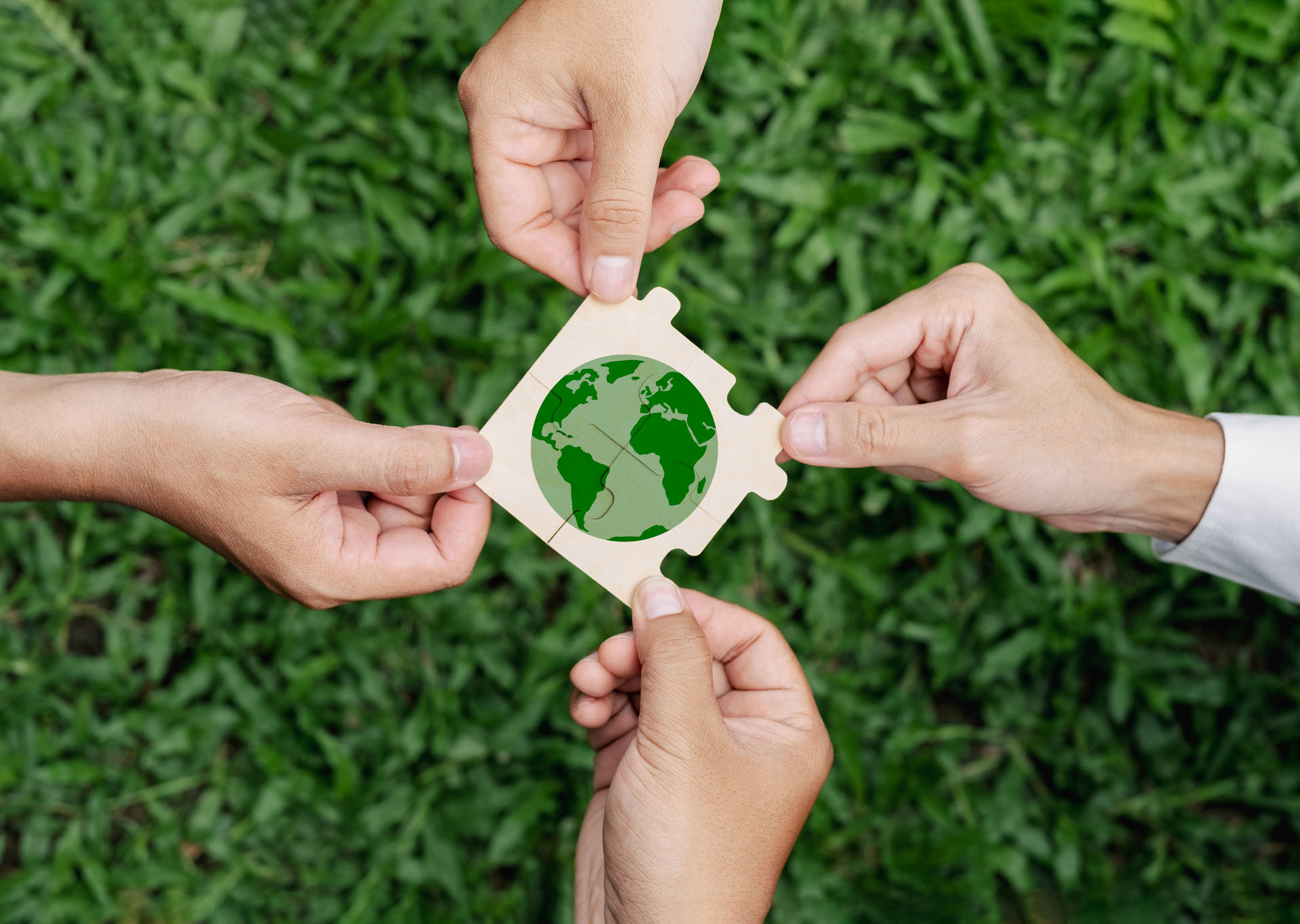 Qualität und Nachhaltigkeit als grünes Puzzle mit Weltsymbol