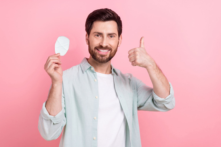Mann hält Achselpads in der Hand